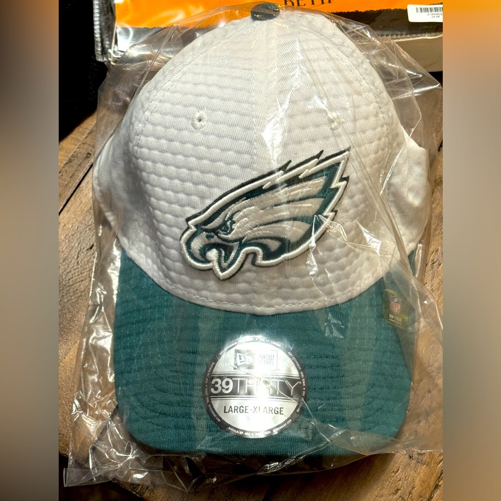 FITTED NWT MENS EAGLES HAT